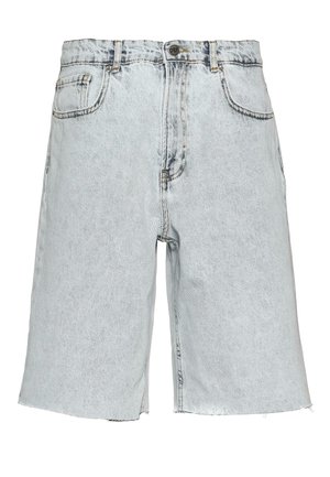 Helle blaue Denimshorts mit rohem Saum, fünf Taschen und Knopfverschluss. Der Stoff hat eine leicht ausgebleichte Textur.