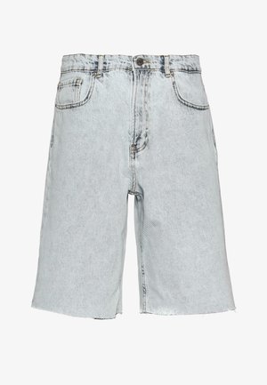 Helle blaue Denimshorts mit rohem Saum, fünf Taschen und Knopfverschluss. Der Stoff hat eine leicht ausgebleichte Textur.