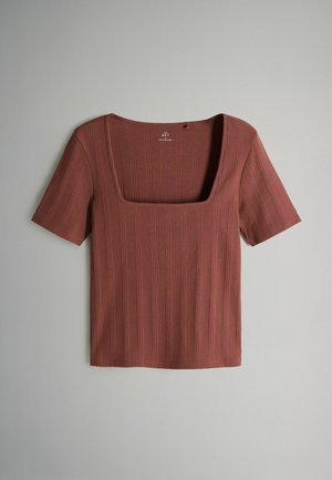 Rostfarbene kurzärmelige Bluse mit quadratischem Ausschnitt, geripptem Textil und geradem Saum. Verfügt über dezente horizontale Linien.