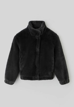 Veste en fausse fourrure noire avec un col haut, design court et manches longues. Présente une fermeture frontale discrète et une texture douce et pelucheuse.