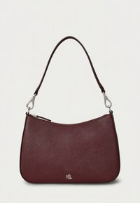 Bordo spalvos odinė pečių rankinė, turinti išlenktą formą, užtrauktuko uždarymą, sidabro spalvos detales ir tekstūruotą paviršių. Priekyje yra logotipo detalė.