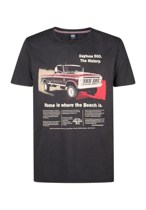 Camiseta de algodón negra con un gráfico de un viejo camión pickup rojo y texto sobre el Daytona 500. Diseño de mangas cortas y cuello redondo.