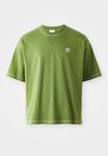ESSENTIALS TEE - Paprasti marškinėliai - tech olive