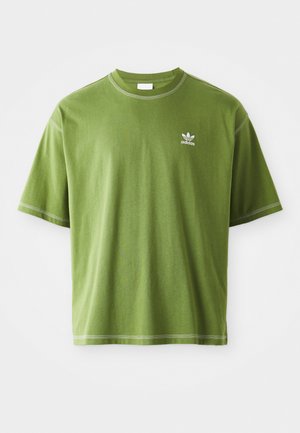 T-shirt vert à manches courtes en coton, avec un col rond et un petit logo Adidas blanc sur la poitrine gauche. Coutures blanches accentuées.
