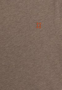Brązowy bawe�łniany t-shirt z małym pomarańczowym haftem "II" z przodu. Miękka faktura i casualowy design.