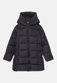 Zwarte pufferjack met capuchon, met een gequilt ontwerp, ritssluiting aan de voorkant en oranje ritstrekker. Zacht, geïsoleerd materiaal.