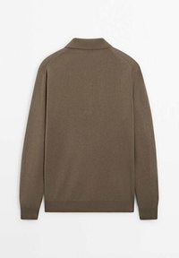 Brauner Strickpullover mit weicher Textur, der einen Kragen und lange Ärmel hat. Einfaches Design, keine sichtbaren Muster oder Akzente.