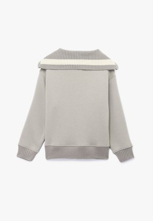 Grauer Pullover mit gerippten Akzenten in hellerem Grau am Kragen und an den Bündchen. Glatte Textur, lässige Passform und leicht überschnittene Schultern.