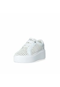 Sneakers bianchi con tomaia in rete intrecciata, lacci piatti e suola bianca spessa e scanalata. Presentano un design minimalista e una texture liscia.
