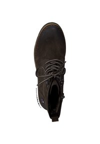 Bottine cheville en daim marron avec une surface texturée, bout rond et col rembourré. Présente des œillets en métal et des lacets plats pour la fermeture.