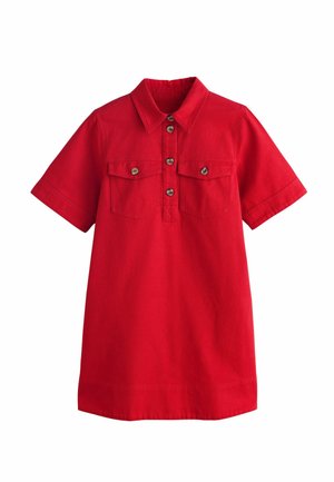 Piros, rövid ujjú ruha gallérral, gombos elejű patttal és két mellzsebbel, melyeken gombos fedők vannak.