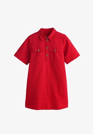 Robe rouge à manches courtes avec col, patte de boutonnage sur le devant et deux poches poitrine à rabats boutonnés.
