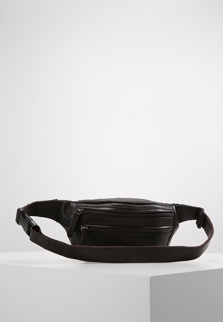 Schwarze Leder-Umhängetasche mit einem eleganten Design, die über ein Hauptfach und eine vordere Reißverschlusstasche verfügt, einen verstellbaren Gurt und eine glatte Textur aufweist.