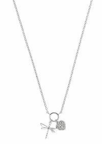 Silverhalsband med en trollslända charm och en hjärtformad hängande medaljong med glittrande detaljer på en länkad kedja.