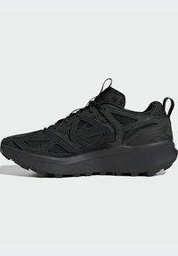 Scarpa sportiva nera con tomaia in rete, tagli geometrici, suola robusta e tallone rinforzato. Progettata per supporto e trazione.
