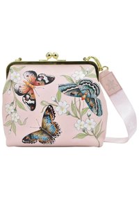 Roze leren clutch bag met een goudkleurig metalen frame, versierd met kleurrijke vlinderillustraties en bloemaccenten. Inclusief een roze strap.