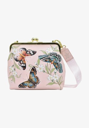 Roze leren clutch bag met een goudkleurig metalen frame, versierd met kleurrijke vlinderillustraties en bloemaccenten. Inclusief een roze strap.