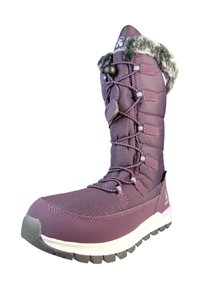 Bota de invierno aislada en color púrpura con un cuello forrado de piel, sistema de cordones, suela de goma y parte superior de tejido texturizado. Presenta detalles de costura en contraste.