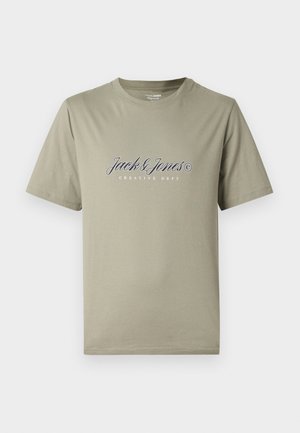 T-shirt in cotone verde oliva con maniche corte, con logo bianco "Jack & Jones" e testo "Creative Dept" in un design semplice e pulito.