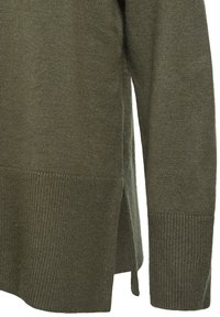Pull tricoté vert olive avec manches longues, poignets, ourlet côtelés et fente latérale.
