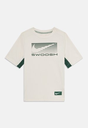Lyse grå kortermet sportsskjorte med mørkegrønn rektangulær grafikk og "SWOOSH"-tekst på brystet og Nike-logo nær kanten.