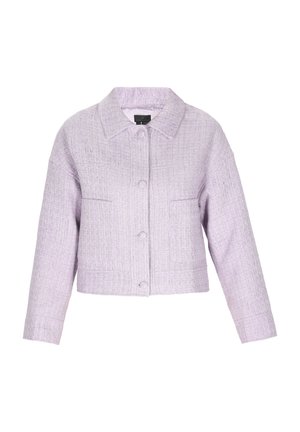 Lila, rövidített dzseki struktúrált anyagból, amely gallérral, elöl gombos záródással és két mellzsebbel rendelkezik.