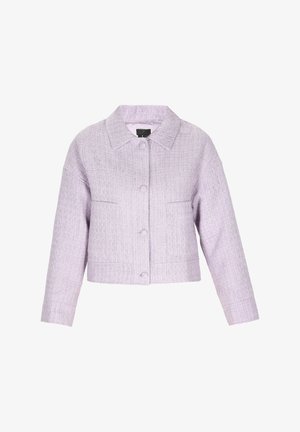 Lila, rövidített dzseki struktúrált anyagból, amely gallérral, elöl gombos záródással és két mellzsebbel rendelkezik.