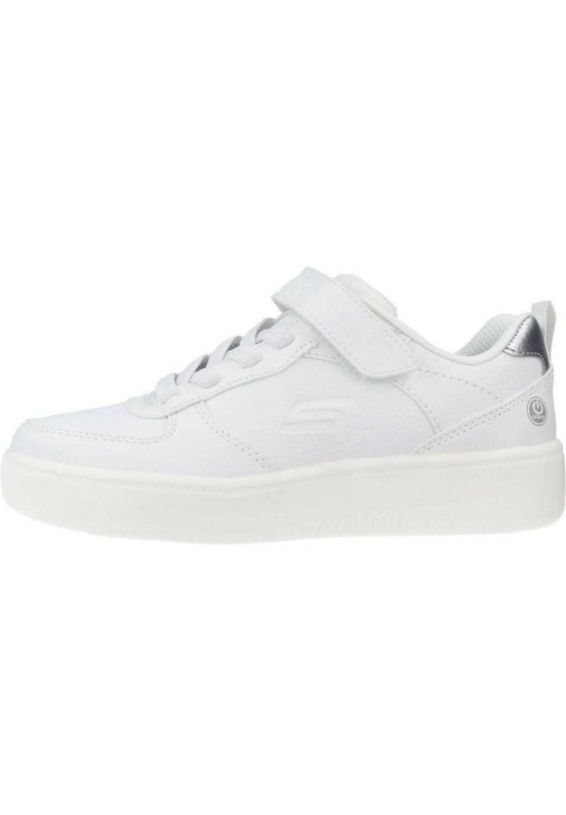 Witte sneaker gemaakt van soepel leer, met een vetersluiting en een klittenbandsluiting. Geprofileerde zool, met een zilveren accent op de hak.