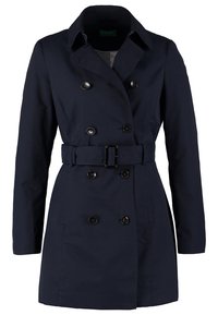 Marineblauwe dubbelgeknoopte trenchcoat met zwarte knopen en bijpassende riem, lange mouwen en een reverskraag met inkeping.