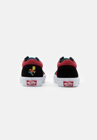Czarno-czerwone sneakersy z niebieskimi akcentami, z kreskówkową postacią z tyłu, białą podeszwą i charakterystycznym logo na pięcie.