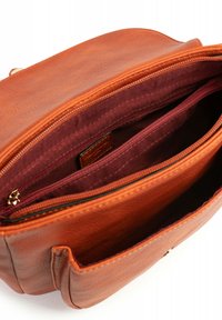Bruine leren tas met een gestructureerde buitenkant, voorzien van een diep bordeauxrood interieur, meerdere compartimenten en details in goudkleurige ritsen.