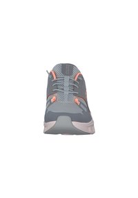 Chaussure de sport grise avec une tige en maille, rehaussée de détails orange, dotée d'un bout arrondi et d'une semelle rembourrée pour un soutien optimal.