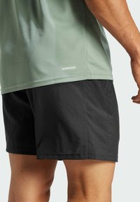 adidas Performance TRAIN ESSENTIALS BASE 3-STRIPES - Sport T-shirt - silver green white