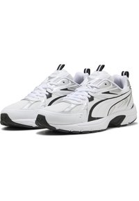 Par af hvide og sorte atletiske sneakers med mesh- og syntetiske overdele, snørebånd bundet og polstrede såler, placeret ved siden af hinanden på hvid baggrund.
