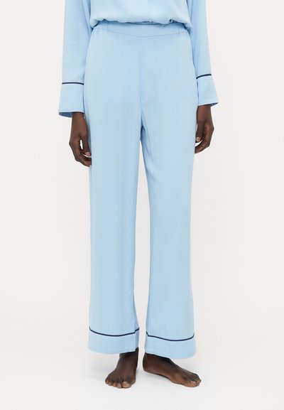 Pantalones de salón azul claro en una tela suave con un corte relajado, que presentan un ribete azul marino en los dobladillos y una cinturilla elástica.