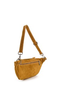 Senfgelbe Wildledertasche mit geschwungenem Design, verstellbarem Riemen und einer Vorderreißverschlusstasche mit silberfarbenen Beschlägen.
