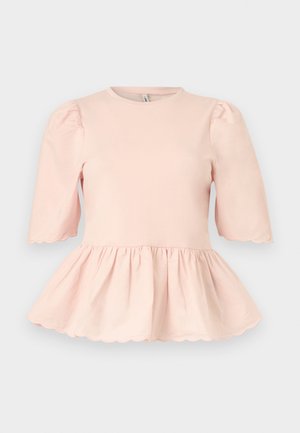 Bluza roz deschis cu mâneci bufante până la cot, talie adunată care formează un tiv tip peplum și margini dantelate la mâneci și tiv.