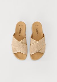 Kultaiset ja beige ristiin nauhoitetut liukuva sandaalit, joissa on kudottu pinta ja litteä pohja. Sisältää "Gabor" -brändäyksen ja koon "37" sisäpohjassa.