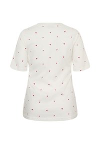 Weißes T-Shirt mit kurzen Ärmeln, auf dem Rücken gezeigt, mit kleinen roten Herzmustern, die gleichmäßig über den Stoff verteilt sind.