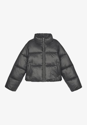 Veste puffer raccourcie en matériau noir brillant, avec un col haut, des manches surdimensionnées, une fermeture éclair et deux poches avant.