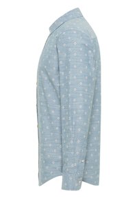 Himmelblaues Hemd mit Knöpfen und einem dezenten Diamantmuster in Weiß und Rot. Hergestellt aus weichem Stoff, hat es lange Ärmel und einen klassischen Kragen.
