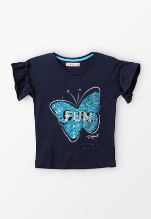 Navy katoenen t-shirt met korte gerimpelde mouwen, met een glinsterende blauwe vlinderafbeelding en het woord "FUN" in pailletten.
