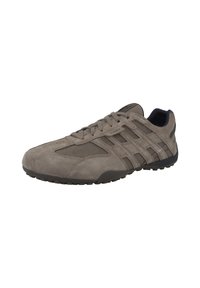 Sneaker in suede grigio con profilo basso, dotata di pannelli in rete laterali multipli e suola in gomma nera, e sei fori per i lacci.