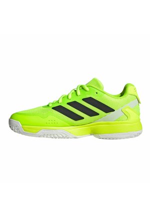 Helles neongrünes Sportschuh mit schwarzen Streifen, weißer Sohle, Mesh-Obermaterial und Schnürdesign, seitlich auf weißem Hintergrund zu sehen.