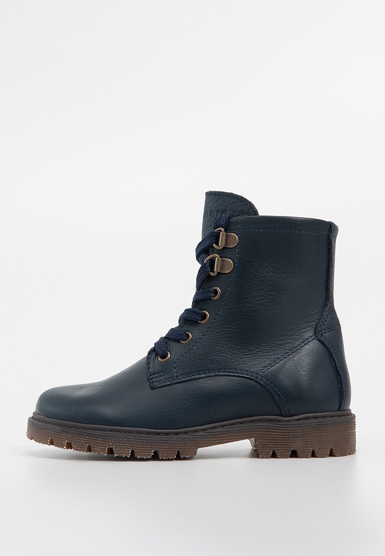 Marineblaue Leder-Stiefelette mit runder Zehenpartie, Schnürung vorne, Metallösen und dickem braunem Gummisohle mit tiefem Profil.