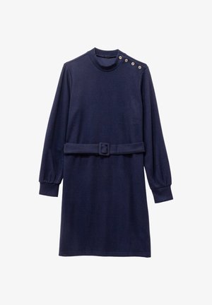 Abito a maglia blu navy con maniche lunghe a sbuffo, collo alto, vita con cintura e quattro bottoni decorativi sulla spalla.