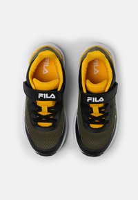 Czarne i oliwkowe sneakersy z żółtymi akcentami. Siatkowa cholewka, regulowany pasek i czarne sznurowadła. Biała podeszwa o zaokrąglonym kształcie.