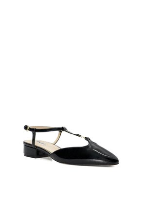 Chaussure noire en cuir verni à talon bas, bout pointu et design latéral ouvert, avec bride en T et fermeture à boucle à la cheville.