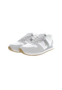 Bílé a šedé sportovní tenisky s vrškem z jemné síťoviny a syntetických materiálů, které mají šněrování, texturovanou mezipodešev a gumovou podešev.