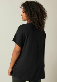 Evans SEQUIN EMBELLISHED - Printtipaita - gold